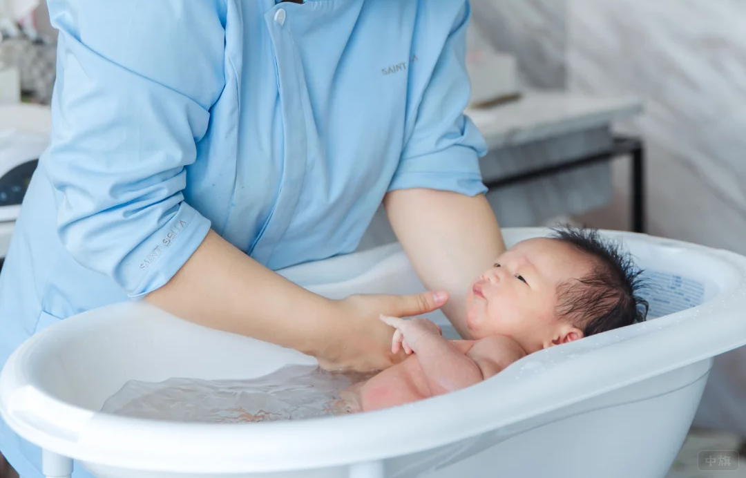 正在給寶寶洗澡的醫(yī)護(hù)人員 正在給寶寶洗澡的醫(yī)護(hù)人員