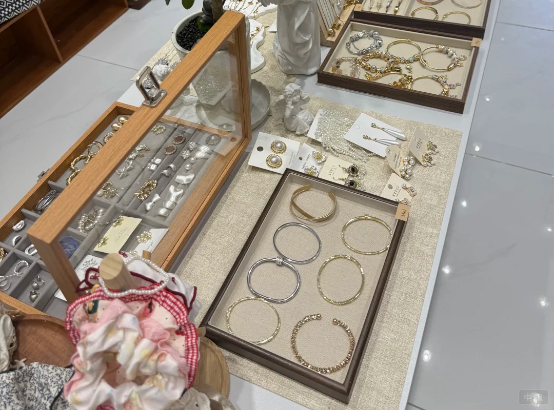 一家小店賣的金銀首飾 一家小店賣的金銀首飾