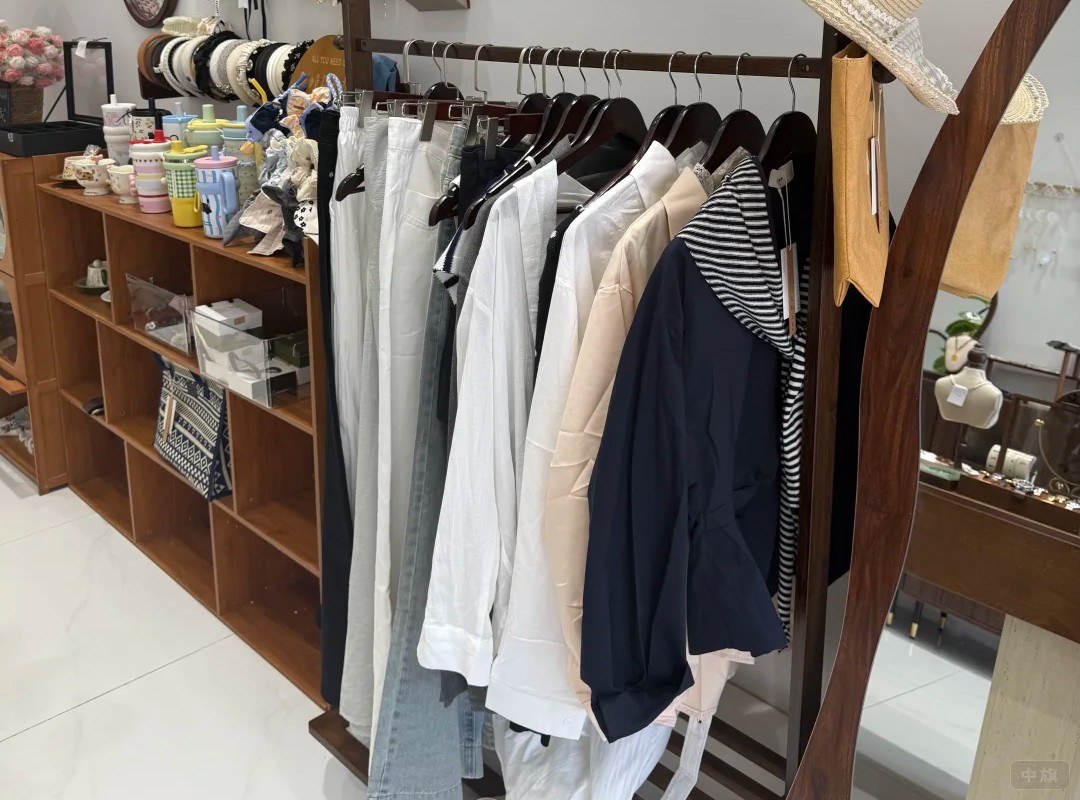 小店里賣的小衣服非常好看的 小店里賣的小衣服非常好看的