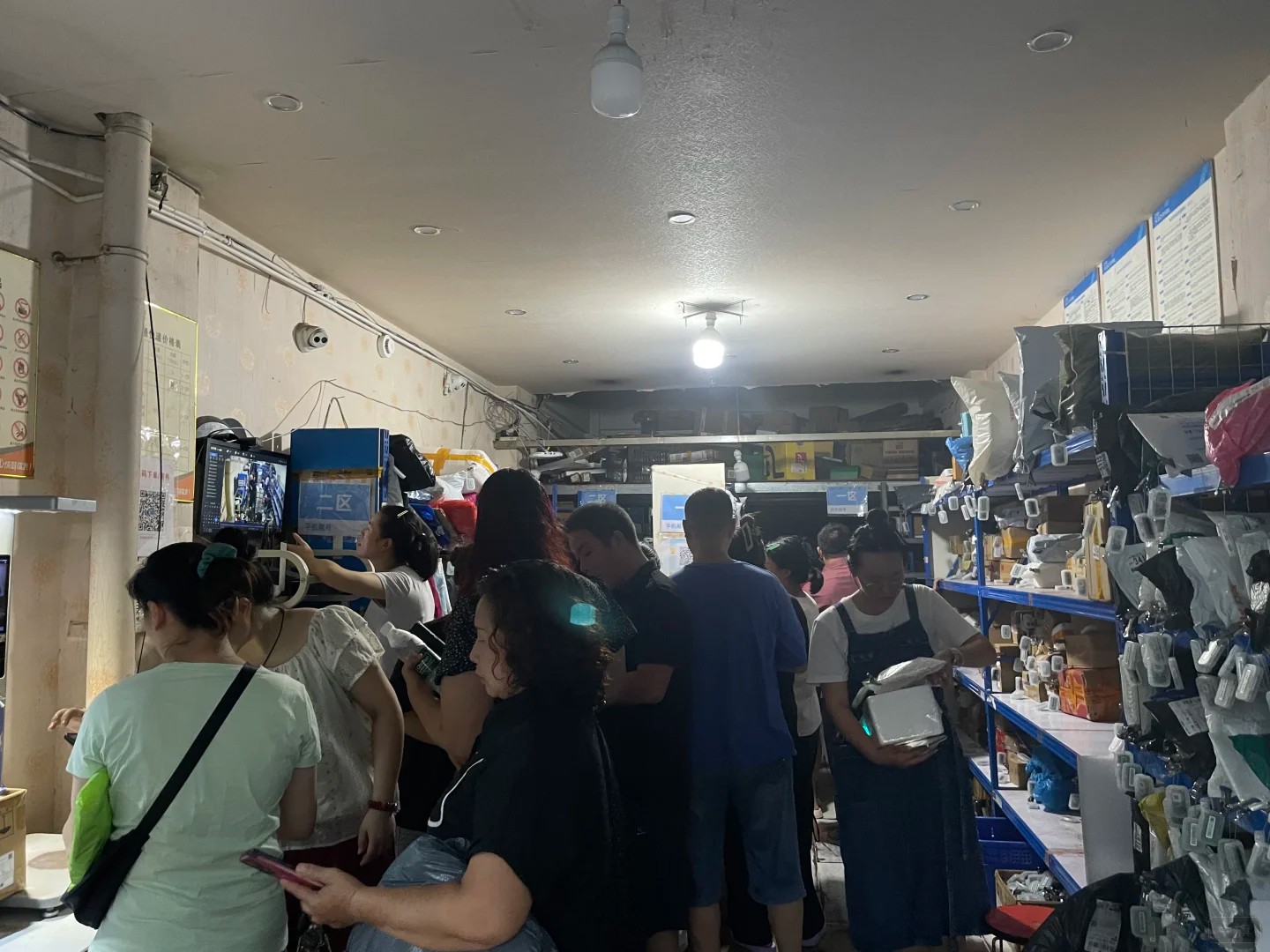 菜鳥驛站正在忙碌的工作人員