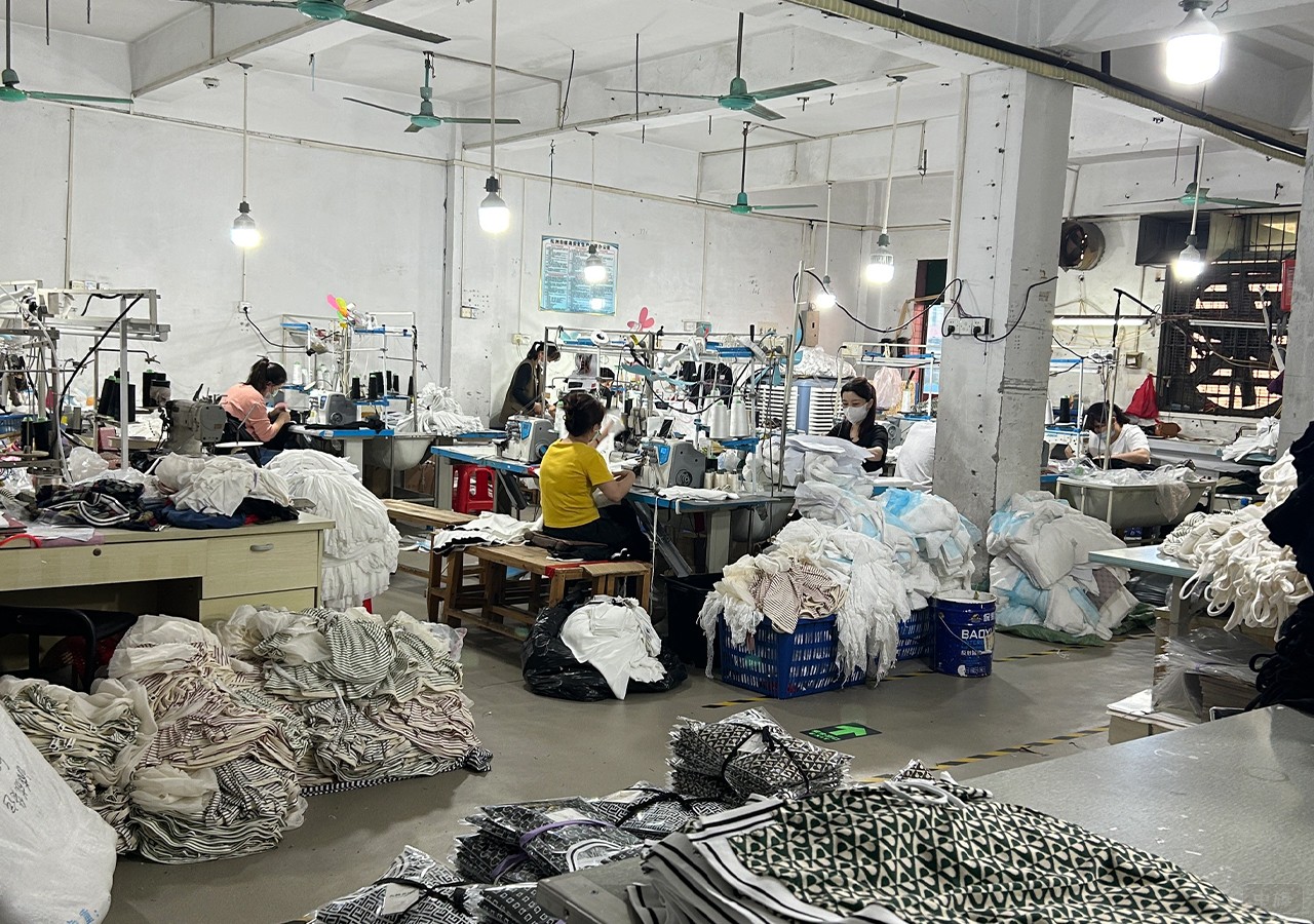 加工廠正在忙碌的工人們