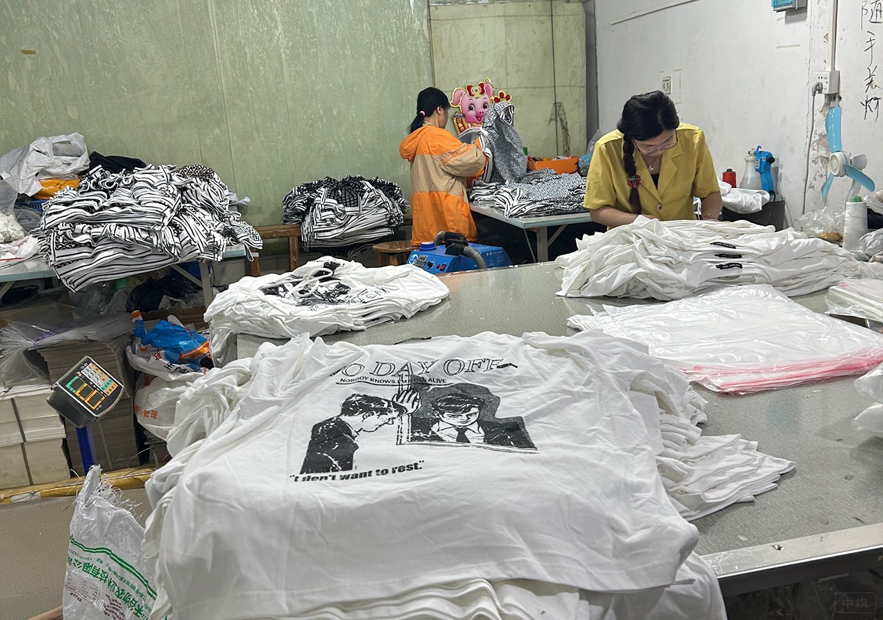 衣服開始打包然后準備發(fā)貨了