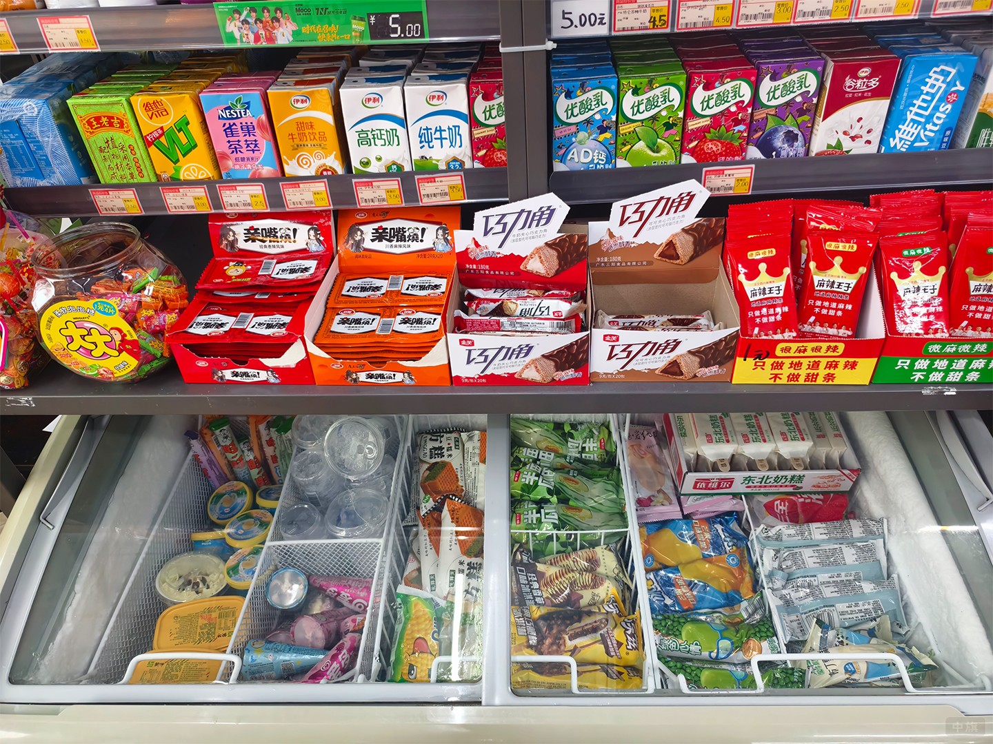 超市貨架上的商品琳瑯滿目