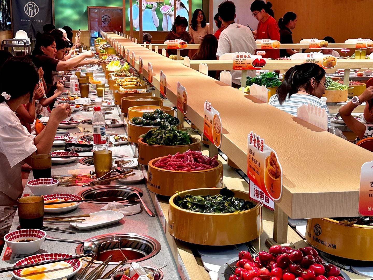 旋轉(zhuǎn)小火鍋這人流量可見(jiàn)一斑 旋轉(zhuǎn)小火鍋這人流量可見(jiàn)一斑