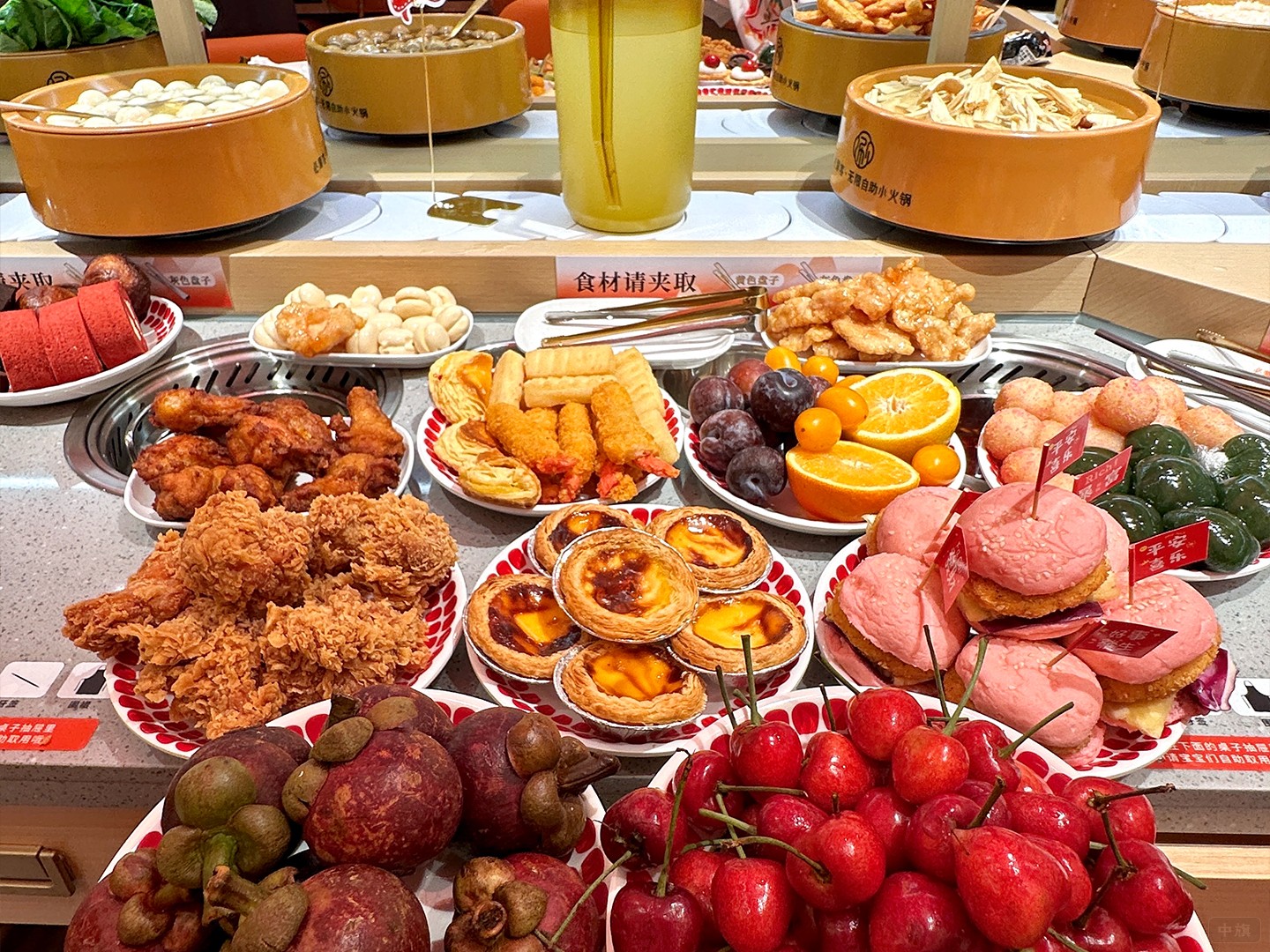 旋轉(zhuǎn)小火鍋上的菜品看著還是非常新鮮的 旋轉(zhuǎn)小火鍋上的菜品看著還是非常新鮮的