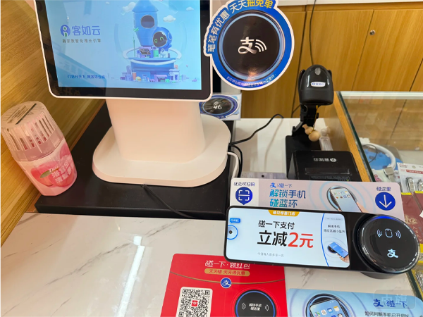 看看這個(gè)收銀的工作臺(tái)