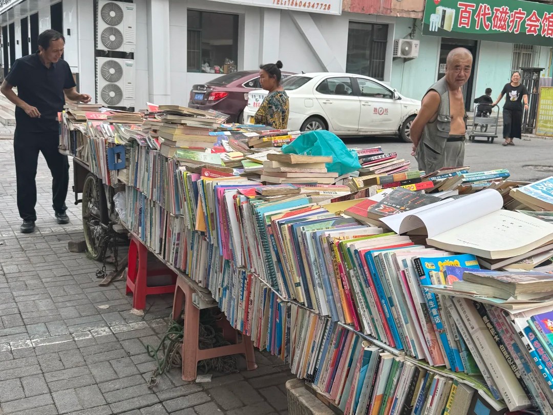 街邊擺攤賣二手書的王爺爺