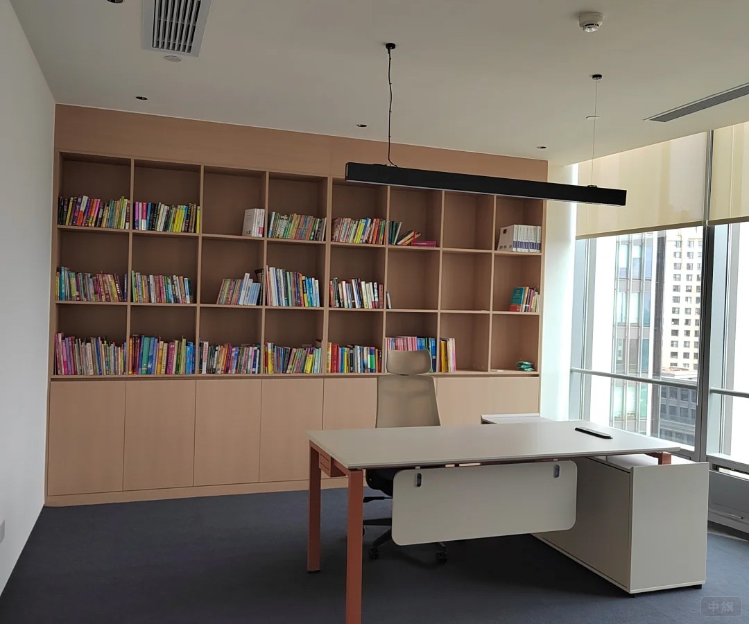 剛裝修號的教育機(jī)構(gòu)老師辦公室