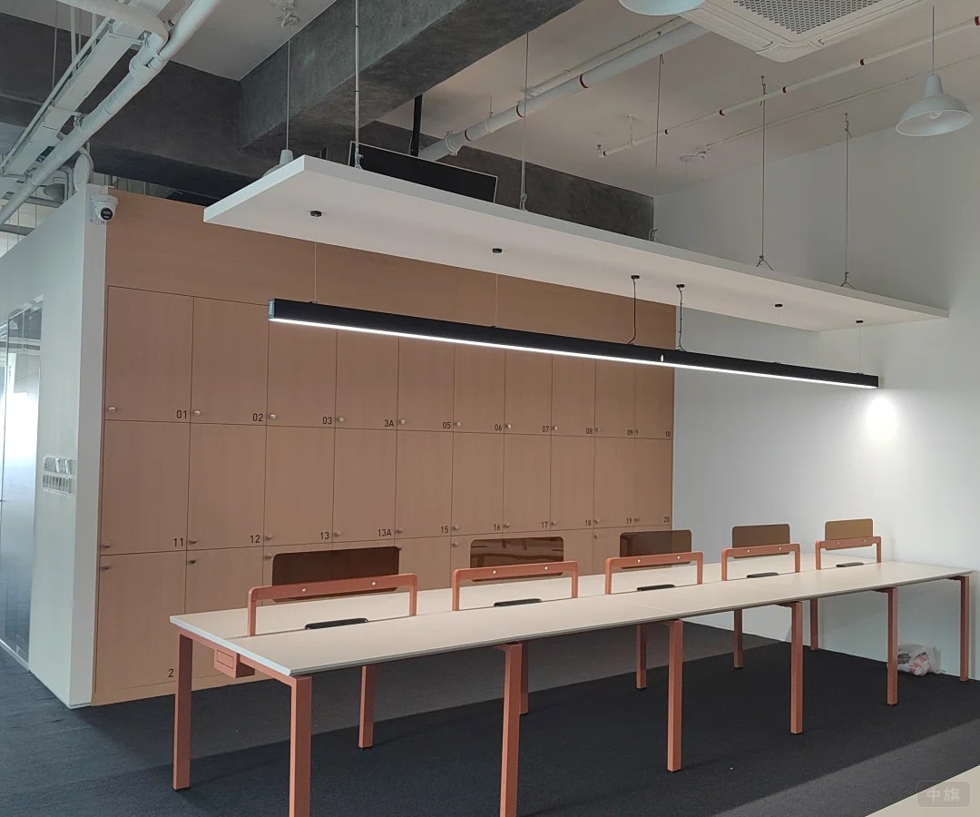 前邊是培訓(xùn)的地方，后邊是衣服柜，可以放書包