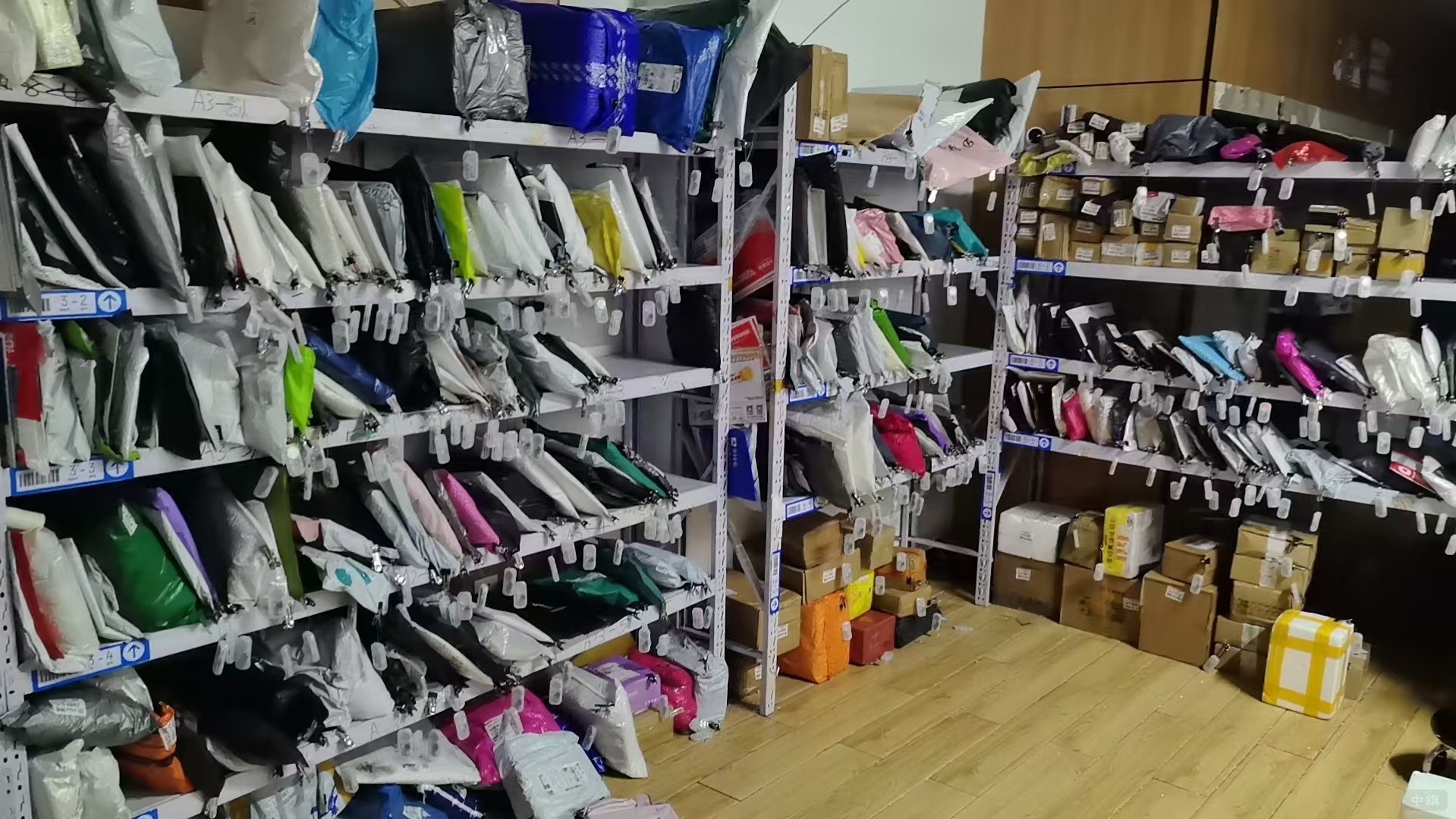 昨天去快遞點(diǎn)取快遞的時(shí)候拍的照片 昨天去快遞點(diǎn)取快遞的時(shí)候拍的照片