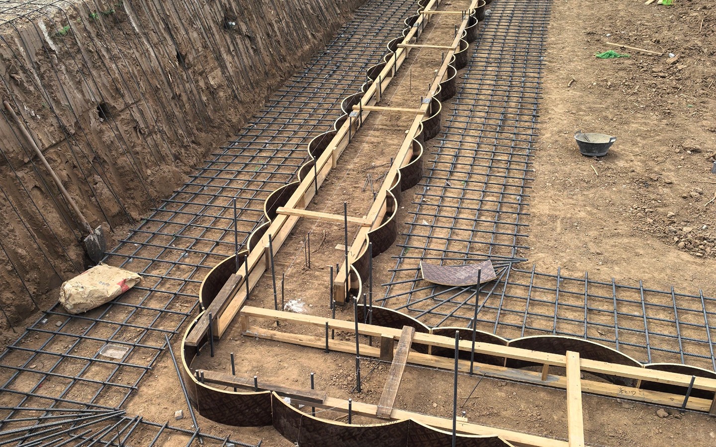 基坑邊坡噴錨施工，先使用錨桿機(jī)鉆孔插入錨桿，然后綁扎鋼筋網(wǎng)片