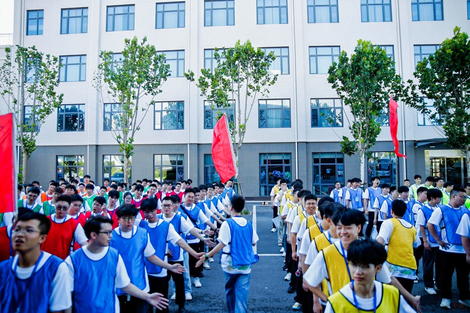 正在進(jìn)行拓展活動(dòng)的員工們 正在進(jìn)行拓展活動(dòng)的員工們