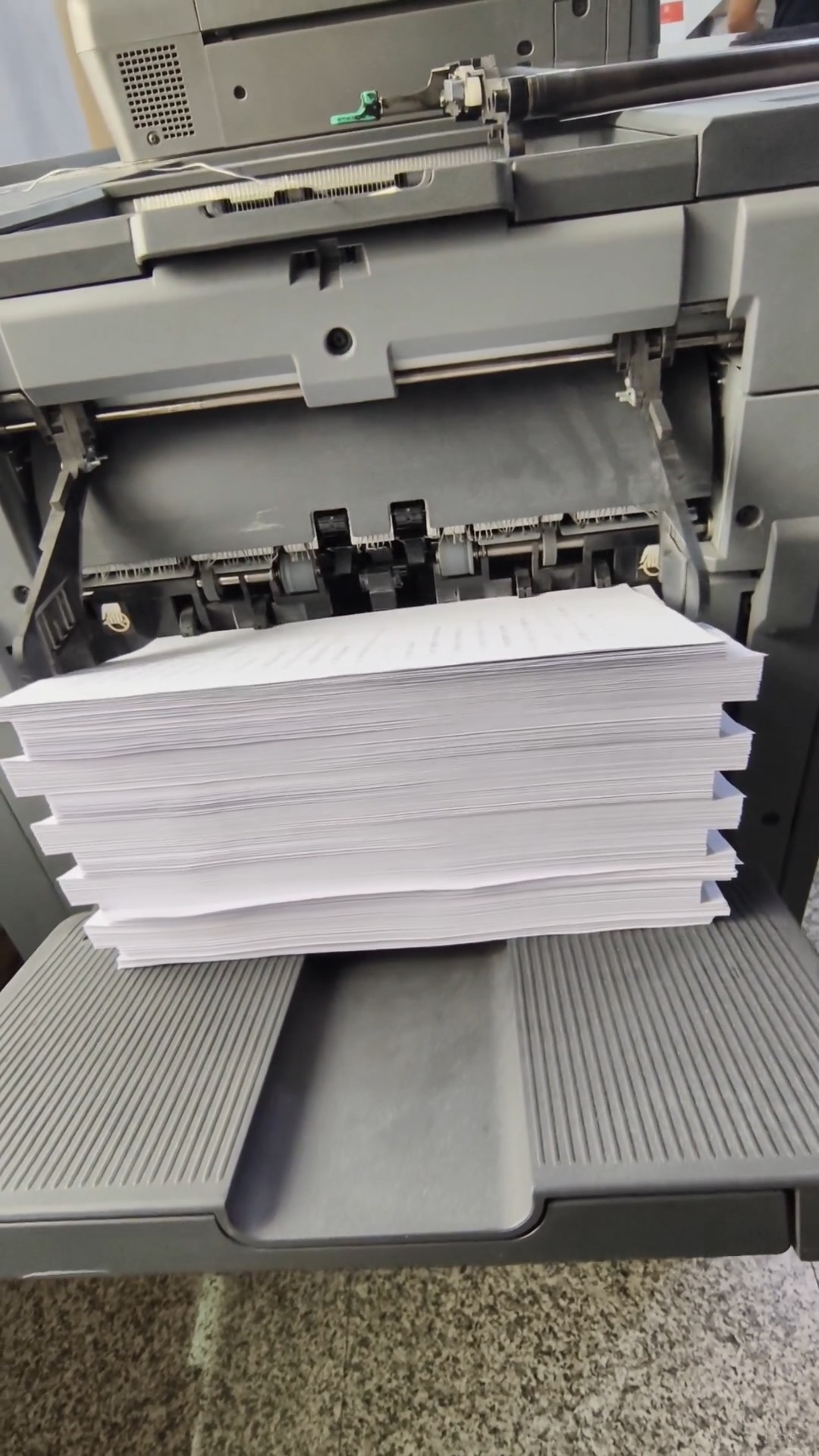 正在給客戶印刷宣傳冊 正在給客戶印刷宣傳冊