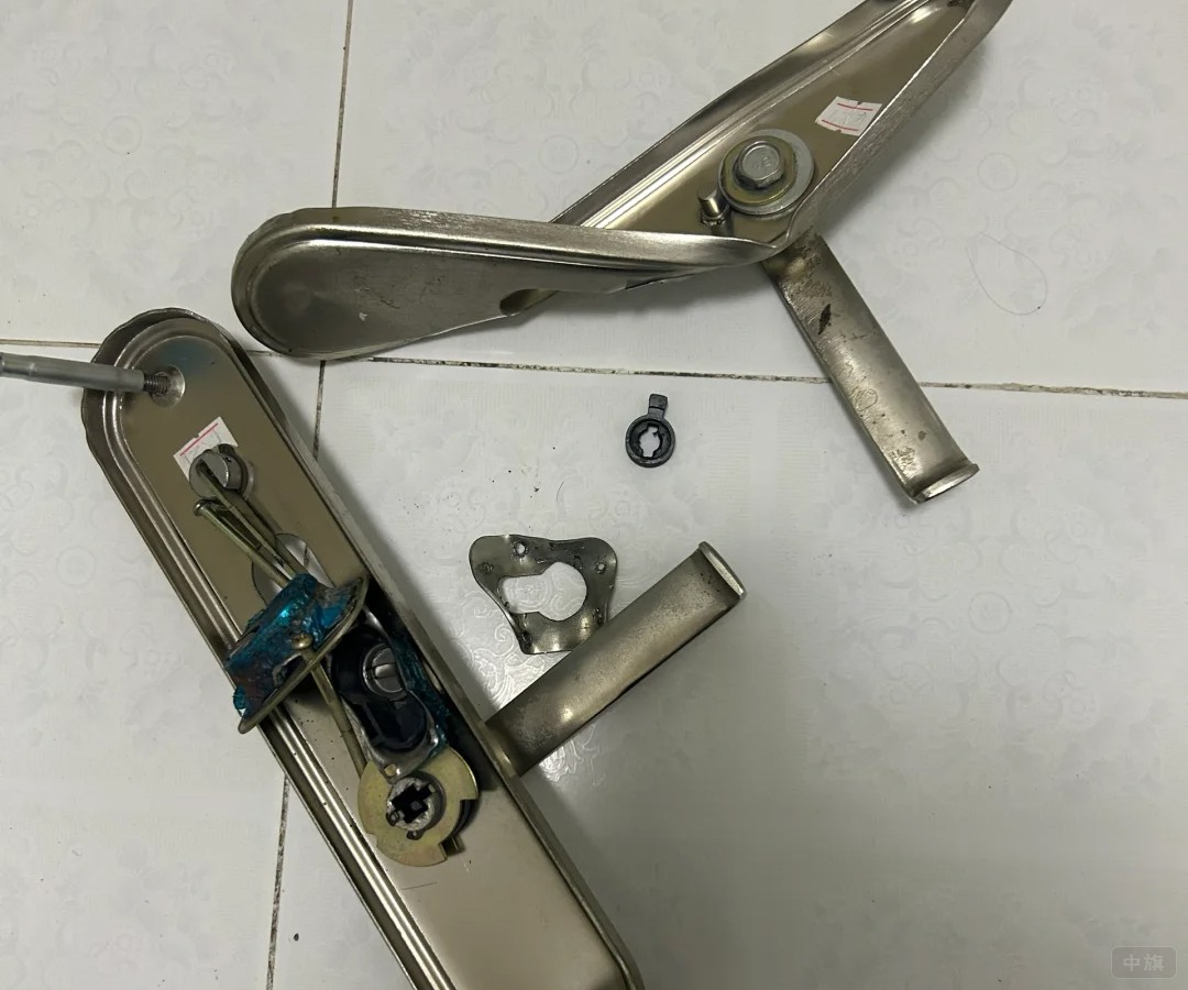 叫了個開鎖師傅，直接拆解開